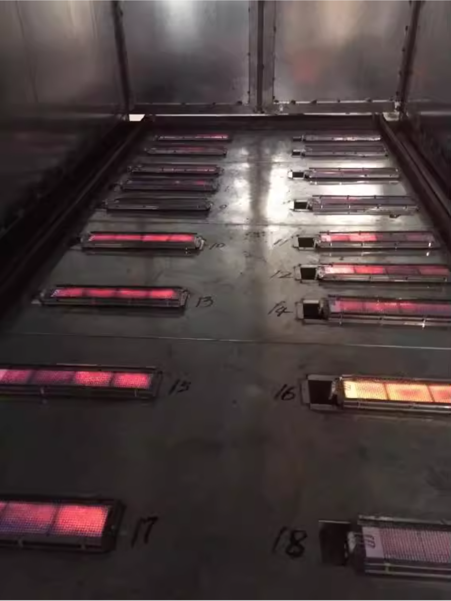Внутренняя зона печи полимеризации: напольные газовые ИК-горелки со штатной нумерацией в рабочем режиме